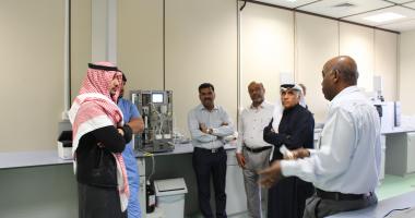 64- اخصائيون من مختبرات الهيئة العامة للغذاء والدواء يزورون كلية علوم الأغذية والزراعة