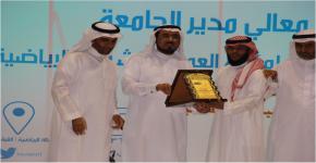 سعادة وكيل الجامعة يكرم النادي الرياضي