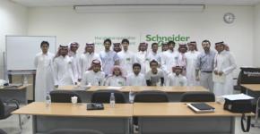طلاب قسم الهندسة الكهربائية يحضرون دورة مكثفة في مجال القوى الكهربائية