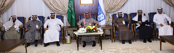 مدير جامعة الملك سعود خلال استقباله للوفود المشاركة من الجامعات السعودية