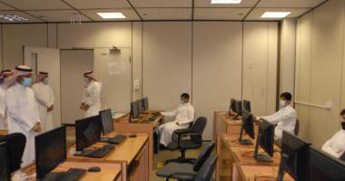 سعادة وكيل الجامعة للشؤون التعليمية و الأكاديمية يزور كلية العلوم للإطلاع على سير الاختبارات الحضورية للمقررات العملية .