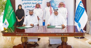 نيابة عن معالي رئيس الجامعة، آل الشيخ يوقع على عقد تأسيس كرسي أبحاث الحوار الالكتروني والتواصل الحضاري