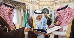 خادم الحرمين الشريفين يتسلم شهادة الدكتوراة الفخرية في الدراسات التاريخية والحضارية من جامعة الملك سعود
