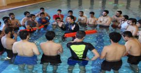 تدريب طلاب كلية الأمير سلطان الطارئة على الانقاذ المائي