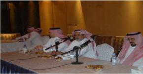 عميد كلية العلوم بجامعة الملك سعود يجتمع بأعضاء هيئة التدريس بالخيمة الجامعية