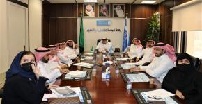 نائب رئيس الجامعة للتخطيط والتطوير يناقش إنجازات الدراسة الذاتية