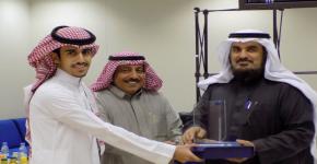 76- المهندس/ صالح بن يوسف اليوسف يحصد جائزة مسابقة الطالب المثالي في كلية علوم الأغذية والزراعة.