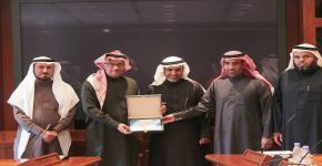 معالي مدير الجامعة يتسلم تقرير إدارة صندوق الطلاب السنوي
