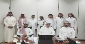 أ. أحمدالحربي يحصل على جائزة العميد للموظف المثالي بالكلية لشهر جمادى الآخر لهذا العام