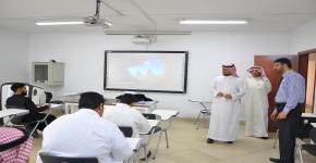 عميد كلية الدراسات التطبيقية وخدمة المجتمع يقوم بجولة تفقدية لمتابعة سير الاختبارات
