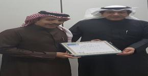 أ.عبدالعزيز الثبيتي يحصل على جائزة العميد للموظف المثالي بالكلية لشهر ربيع الآخر لهذا العام. 