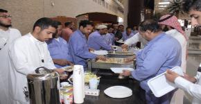 مبادرة لإطعام عمال النظافة في عمادة السنة التحضيرية