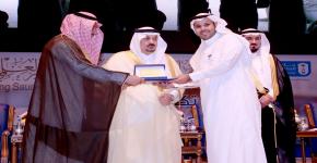 أمير منطقة الرياض يكرّم الحائزين على جائزة الموظف المثالي - العتيبي موظف العمادة مثالي