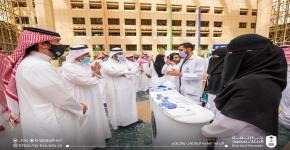 وكيل الجامعة للدراسات العليا والبحث العلمي يزور معرض الجمعية السعودية لطب وزراعة الكلى