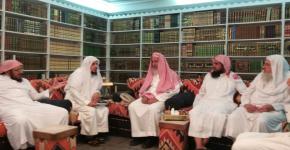 سماحة مفتي عام المملكة المشرف العام على كرسي الأمير سلطان بن عبد العزيز للدراسات الإسلامية يلتقي اللجنة العلمية للكرسي