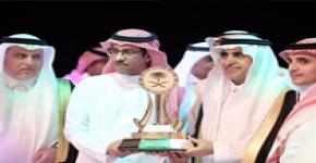 توج معالي وزير التعليم الدكتور عزام الدخيّل جامعة الملك سعود بدرع التميز الرياضي 