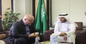 مدير عام فنادق هيلتون في الرياض يزور أوقاف الجامعة