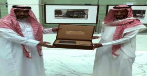 وفد من عمادة شؤون المكتبات يزور مكتبة الملك عبدالعزيز العامة