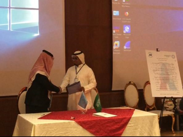 د. محمد الزايدي وأ.د. ناصر العجمي خلال توقيع اتفاقية دراسة لغة الإشارة السعودية وتطويرها