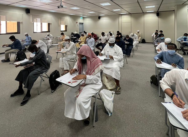 عميد معهد اللغويات العربية يتفقد سير الاختبارات النهائية 