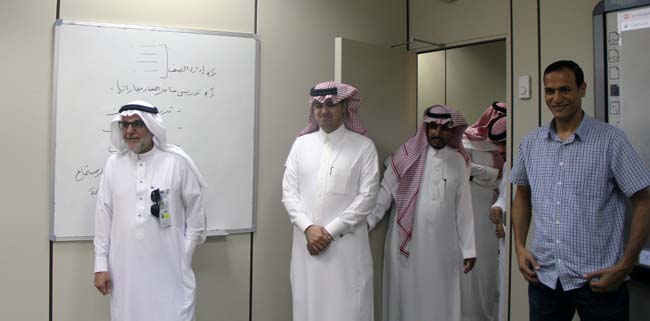    وكيل الجامعة للتخطيط والتطوير يزور معهد اللغويات العربية 