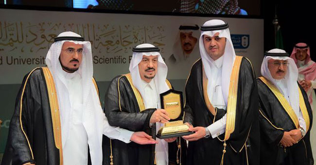  تكريم عميد معهد اللغويات العربية الدكتور/ سعد بن محمد القحطاني لحصوله على جائزة التميز العلمي لجامعة الملك سعود في مجال التخصصات الإنسانية