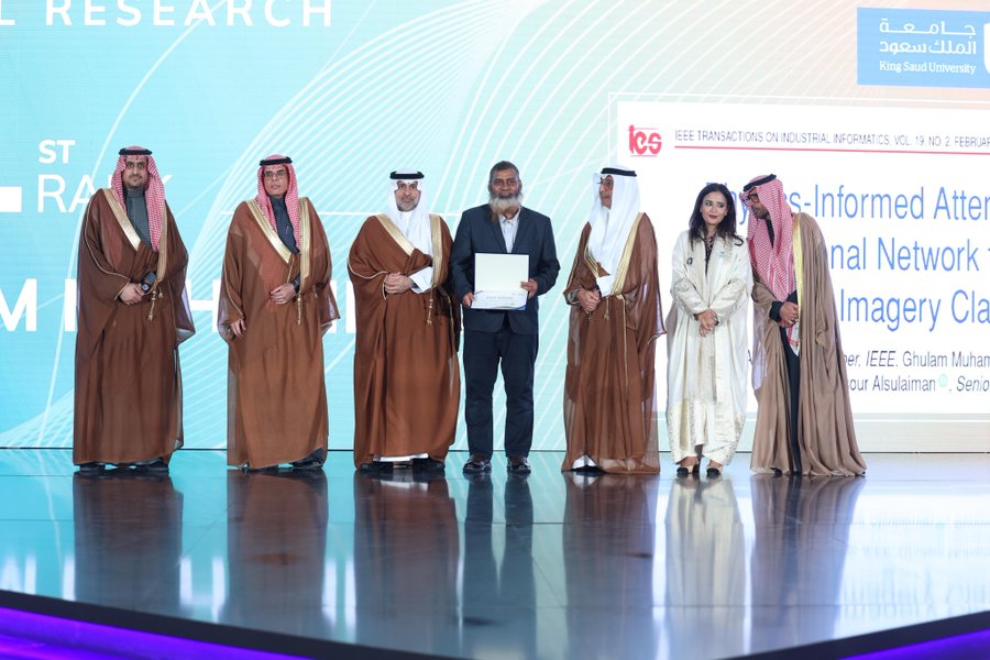 معالي وزير الصحة يكرّم الأستاذ الدكتور غلام محمد لفوزه بالمركز الأول في مسار الأبحاث والدراسات الطبية بجائزة الدكتور سليمان فقيه