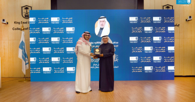 ضمن برنامج (محاضرة العميد2026م)  كلية الطب بجامعة الملك سعود  تستضيف المشرف العام على مركز الملك سلمان للإغاثة الدكتور عبدالله الربيعة