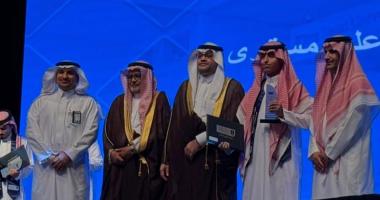 كلية اللغات وعلومها تتوج بجائزتي الطالب المثالي وأفضل نادي طلابي 
