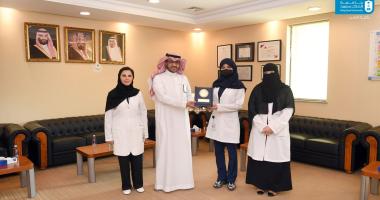 الدكتور الجفن يكرّم الطالبة بن خميس