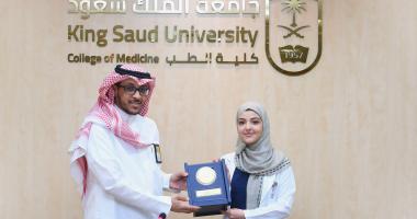 الدكتور بندر الجفن يكرّم الطالبة ريناد الحسين لفوزها بالمركز الأول في جائزة الأمير فيصل بن بندر بن عبدالعزيز للتميّز والإبداع 