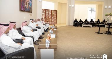 رئيس الجامعة المكلف يتفقد المعرض التعريفي لعمادة السنة المشتركة