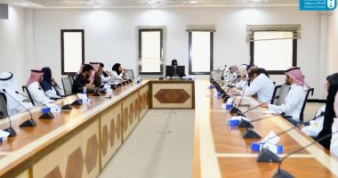 لتعزيز جودة العمليّة التعليميّة وكيلة الكليّة للشؤون الأكاديميّة تعقد اجتماعًا لمنسقي المقررات