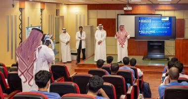 نائب رئيس الجامعة للمشاريع يقوم بزيارة تفقدية للاطلاع على جاهزية كلية طب الأسنان للعام الجامعي 1447هـ 