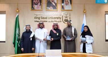 Dean of the College of Medicine Honors Outstanding Contributors in Volunteer Work